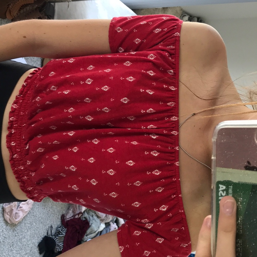 Cropped red shirt with white designs